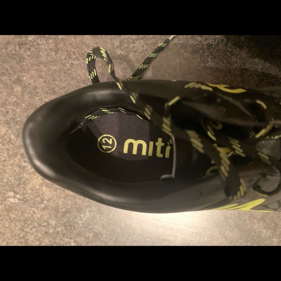 Soccer shoes kids size 12 - Picture 3 of 3